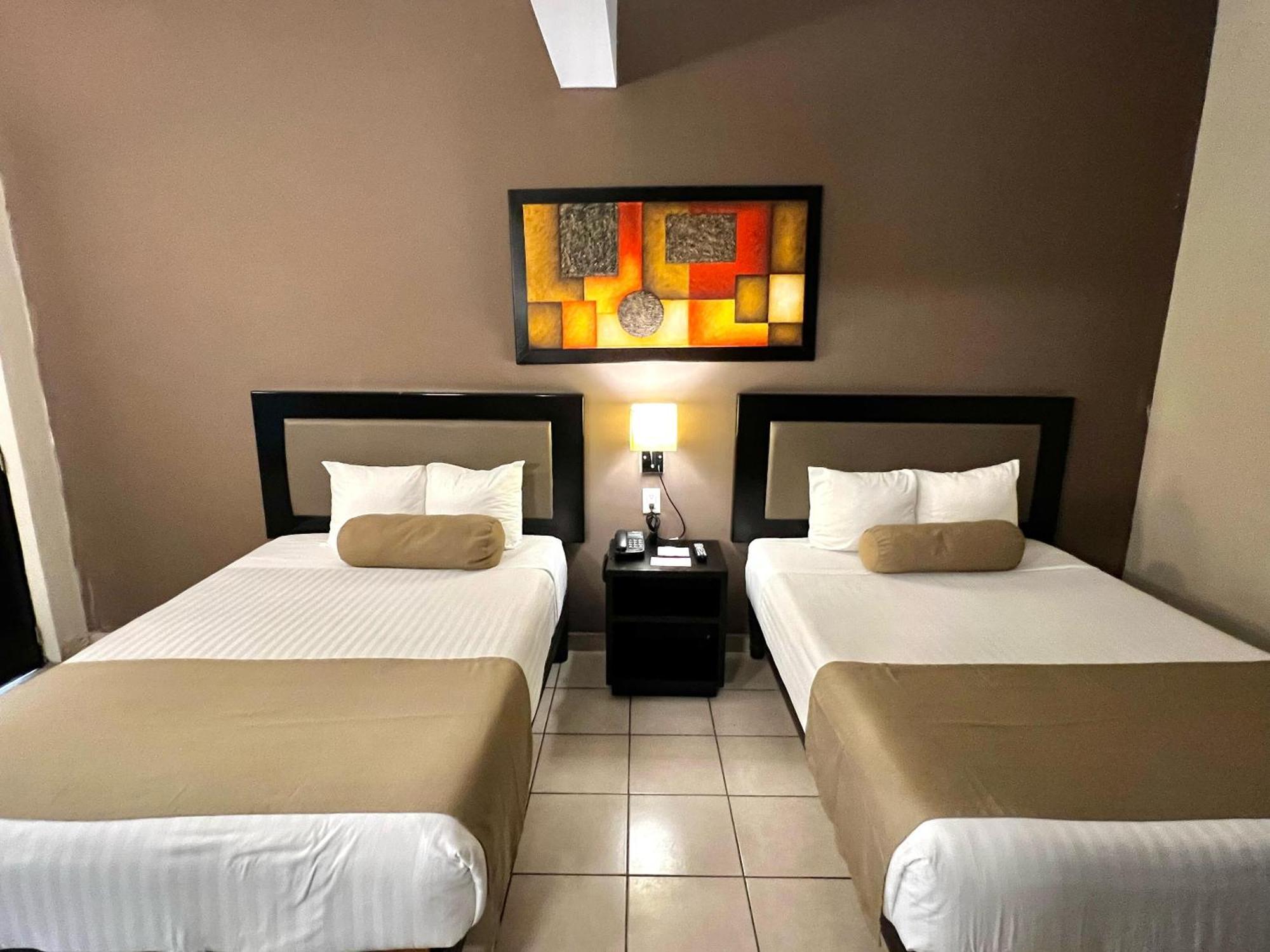 Hotel La Siesta Malecon ماساتلان الغرفة الصورة